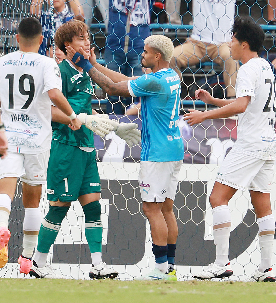 横浜FC対鹿児島　後半、自らのシュートを防いだ鹿児島GK泉森涼太（左）をたたえる横浜FCジョアン・パウロ（撮影・野上伸悟）