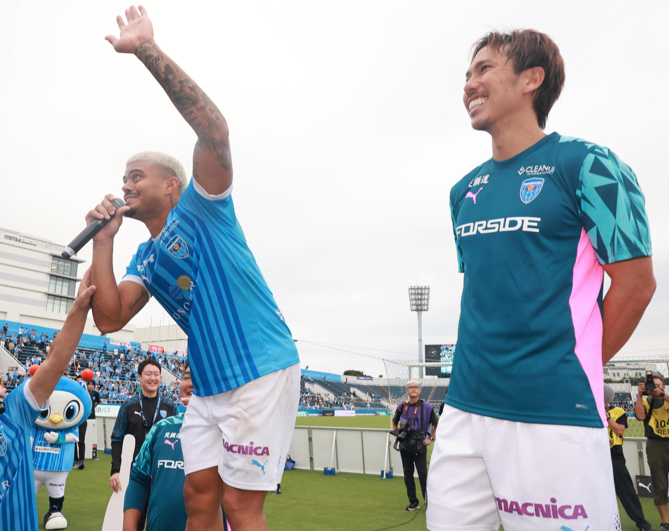 横浜FC対鹿児島　サポーターと勝利を喜ぶ横浜FCジョアン・パウロ（左）と小川（撮影・野上伸悟）