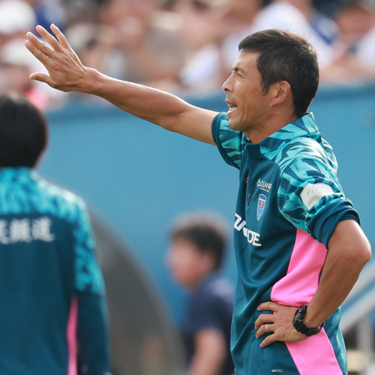 横浜FC対鹿児島　後半、指示を出す横浜FC四方田監督（撮影・野上伸悟）