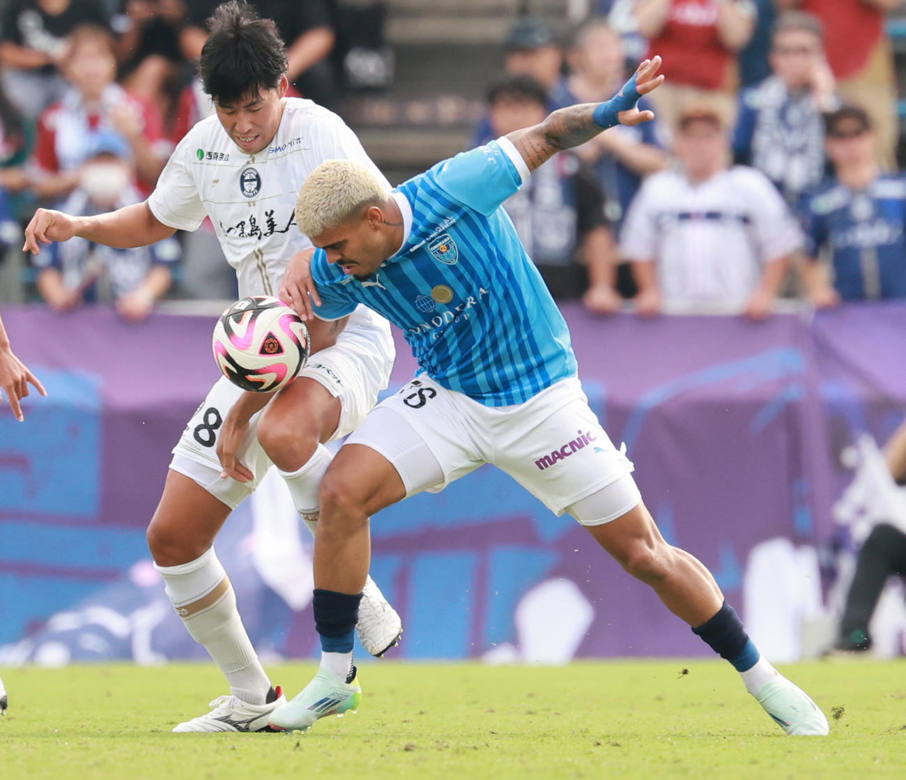横浜FC対鹿児島　後半、競りあう鹿児島戸根（左）と横浜FCジョアン・パウロ（撮影・野上伸悟）
