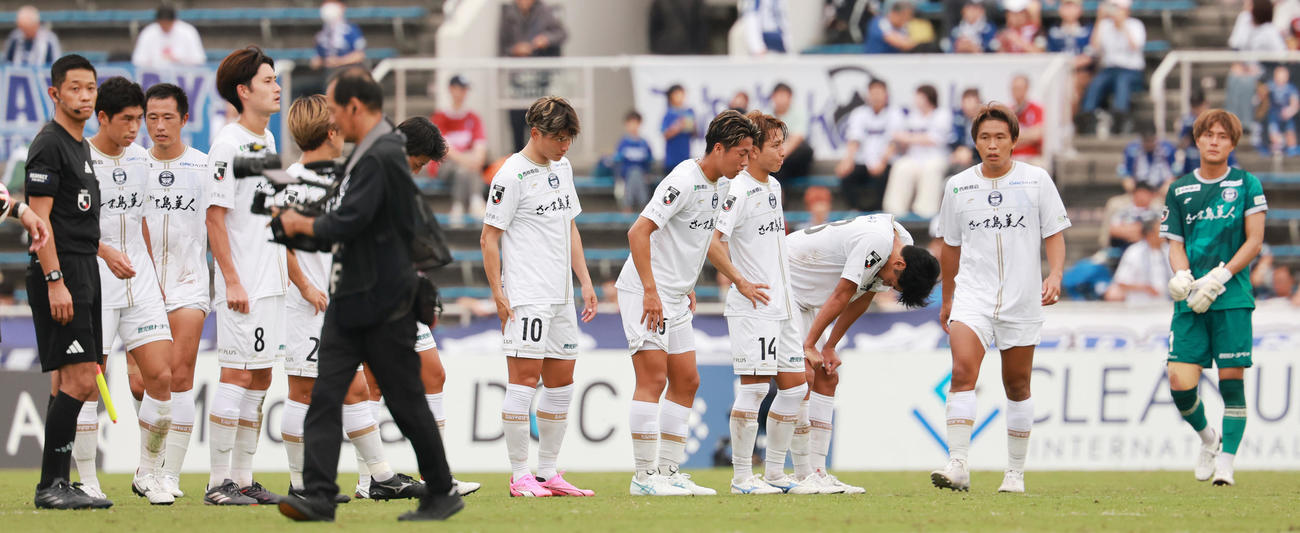 横浜FC対鹿児島　0－1で敗れがっくりする鹿児島イレブン（撮影・野上伸悟）