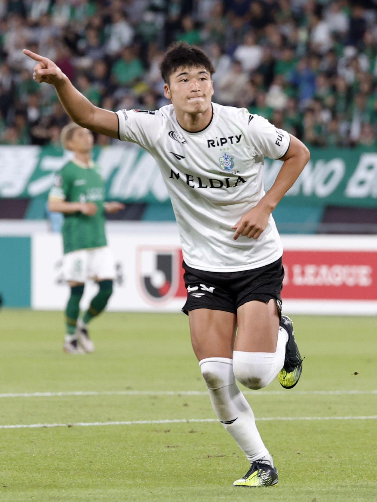 東京V―湘南　後半、チーム2点目のゴールを決め、駆け出す湘南・鈴木章(共同)