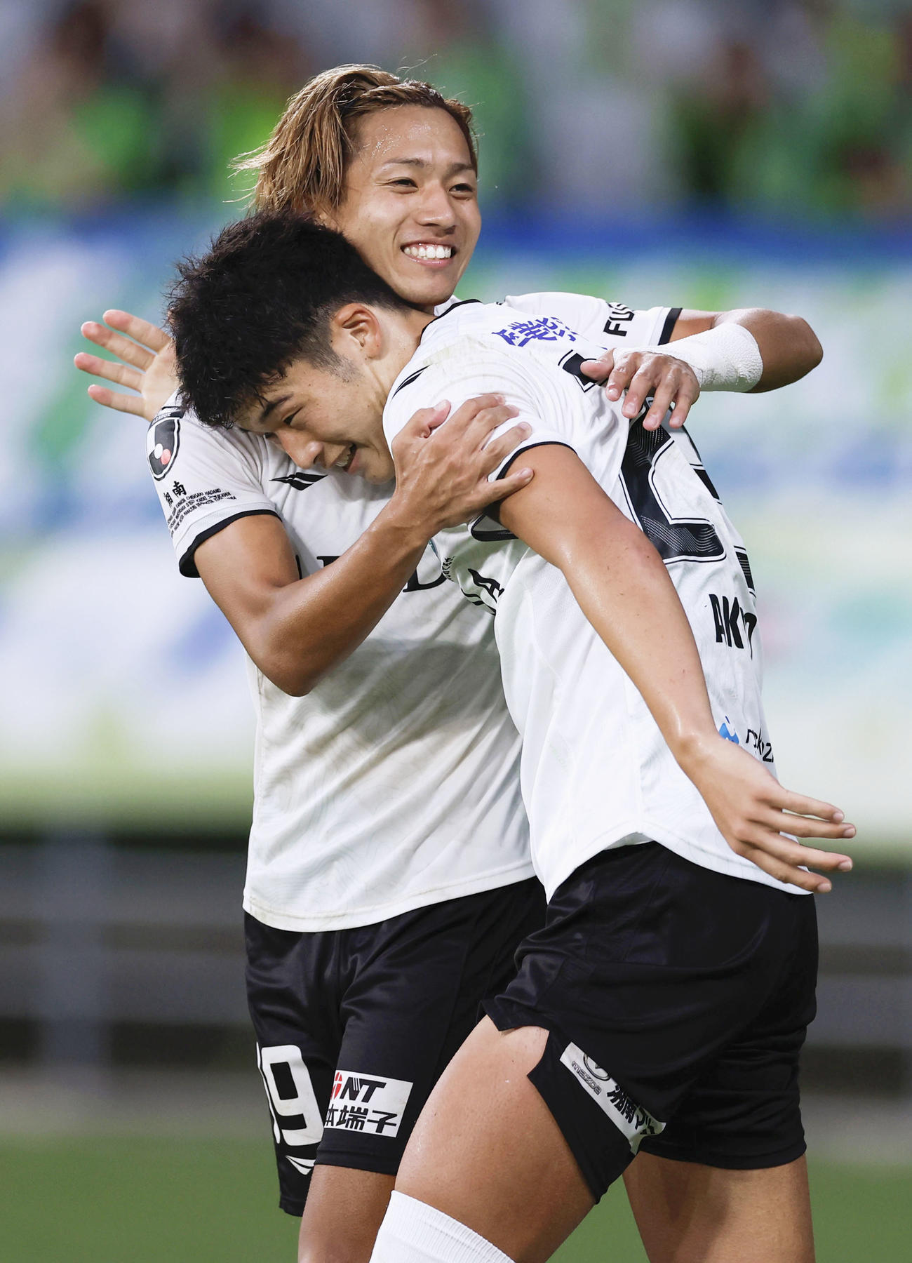 東京V―湘南　後半、チーム2点目のゴールを決め、駆け出す湘南・鈴木章(手前)(共同)