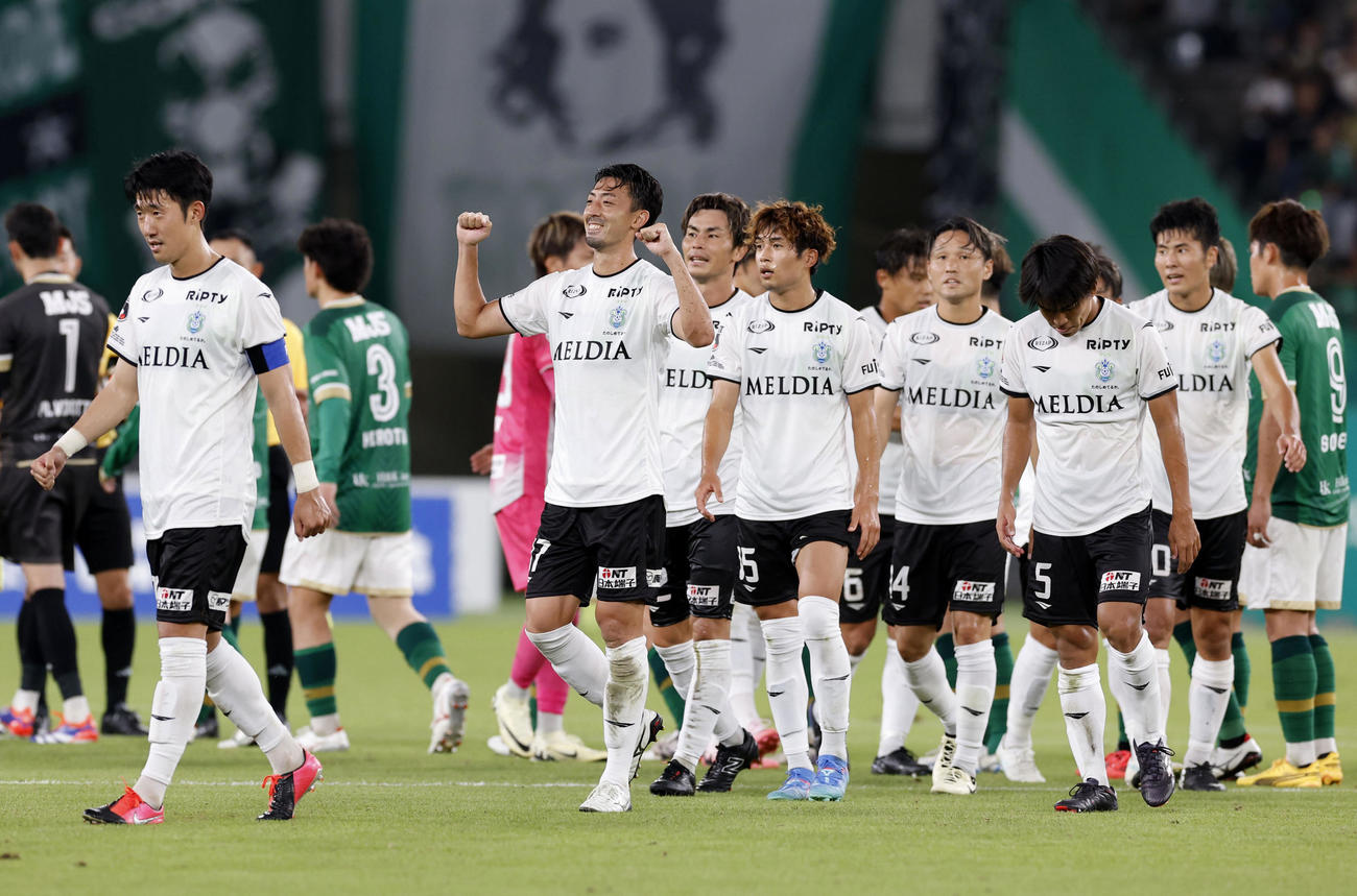 東京Vに快勝し、ガッツポーズする鈴木雄（手前左から2人目）ら湘南イレブン(共同)