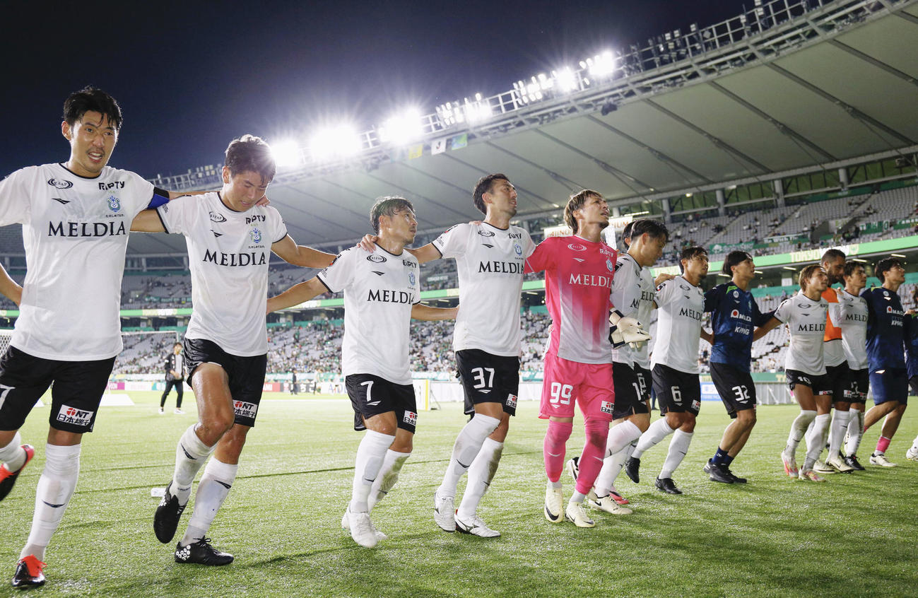 東京Vに快勝し、サポーターと喜びを分かち合う湘南の選手たち(共同)