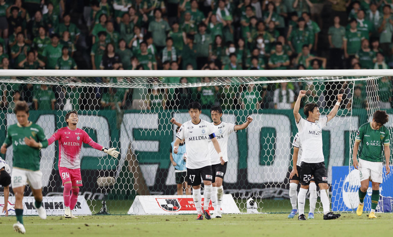 東京Vに快勝し、喜ぶGK上福元（左から2人目）、鈴木雄（同4人目）ら湘南イレブン（共同）