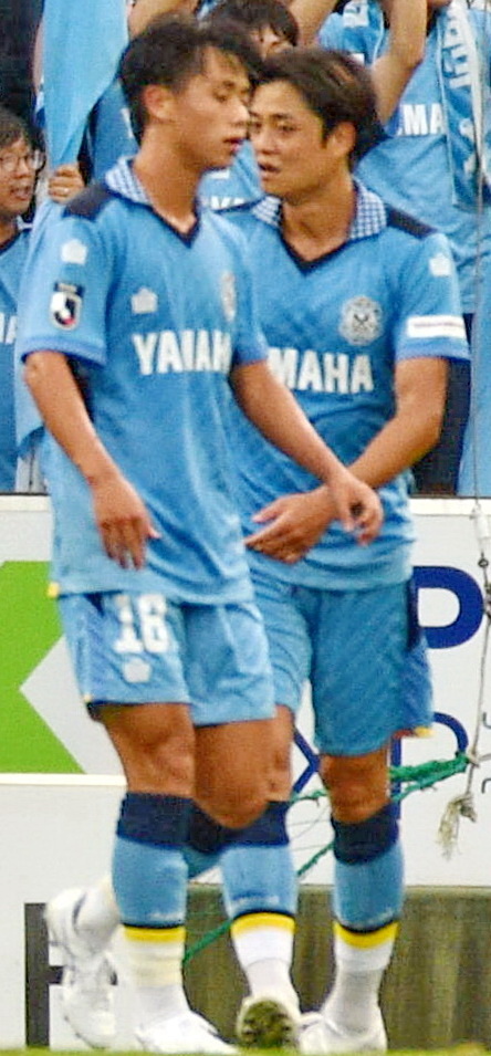 後半に同点ゴールを決めた磐田DF松原（右）　　　