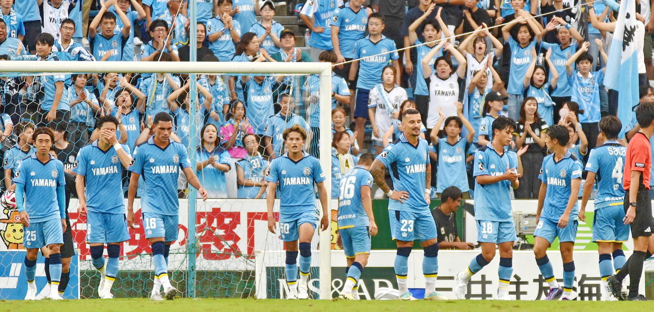 磐田対広島　前半、先制点を許し肩を落とす磐田イレブン（撮影・山口昌久）