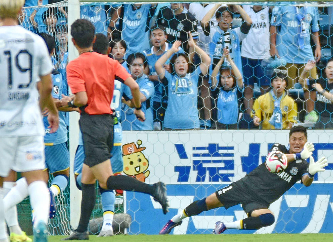 磐田対広島　好セーブを連発した磐田GK川島（右）（撮影・山口昌久）