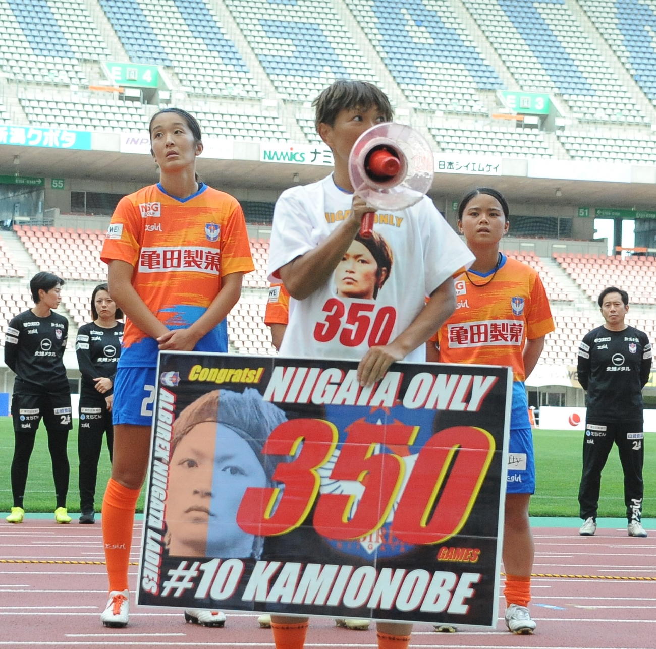 前節でリーグ通算350試合出場を達成し、この日の試合後にホームのファンにあいさつする新潟L・上尾野辺（中央）（撮影・小林忠）