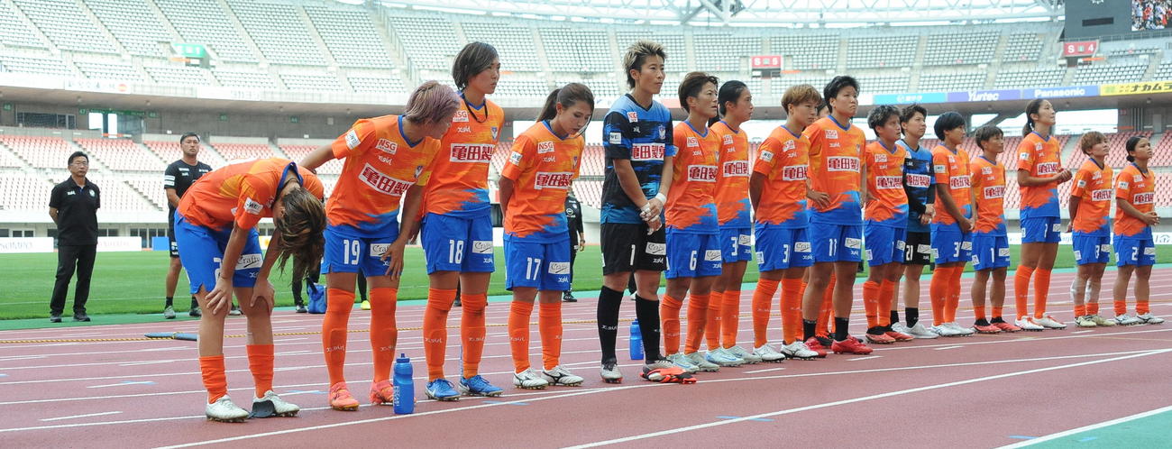 2連敗にガックリと肩を落とす新潟Lの選手たち（撮影・小林忠）