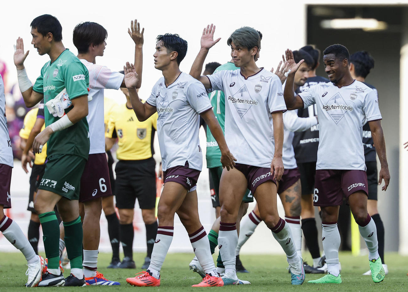 京都に勝利し、タッチを交わす大迫（右から2人目）ら神戸イレブン（共同）