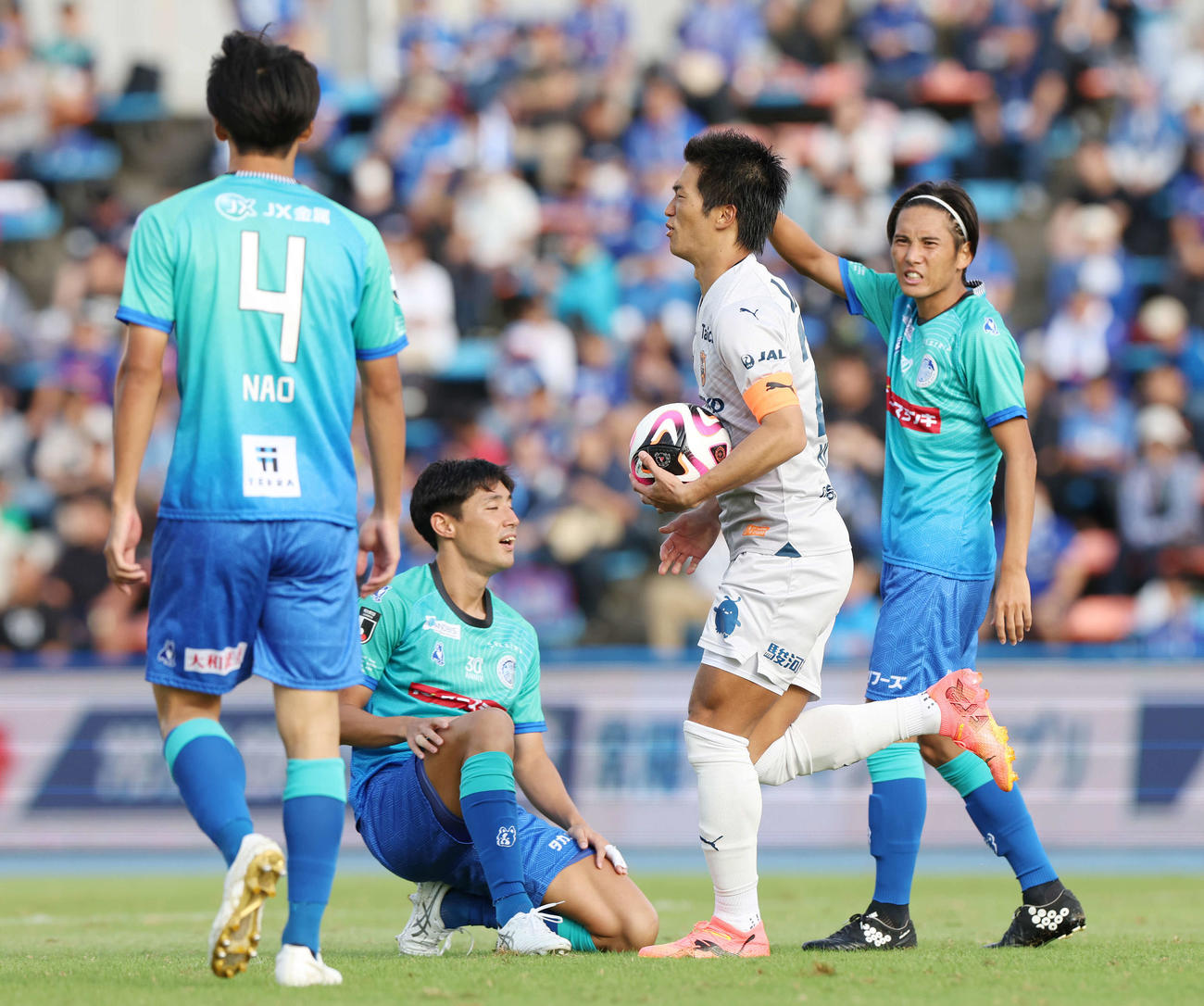 水戸対清水　後半、ゴールを決め急いでリスタートに戻る清水北川（中央）（撮影・宮地輝）