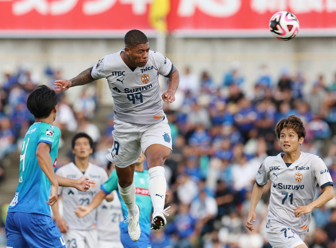 水戸対清水　後半、ヘディングシュートを放つ清水ドウグラス・タンキ（撮影・宮地輝）