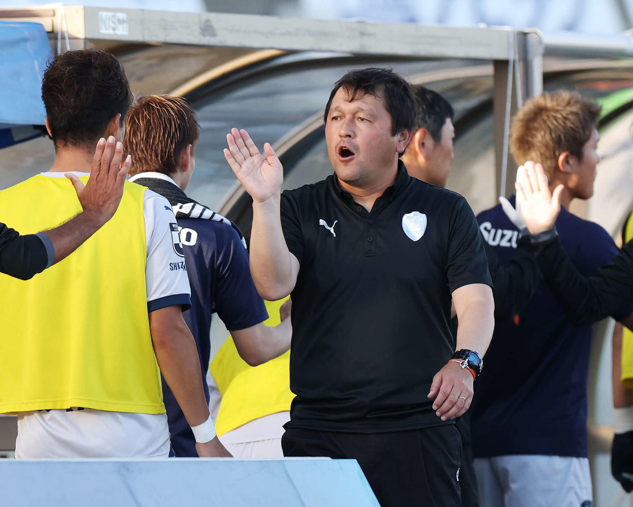 水戸対清水　試合後、選手とタッチを交わす清水秋葉監督（撮影・宮地輝）