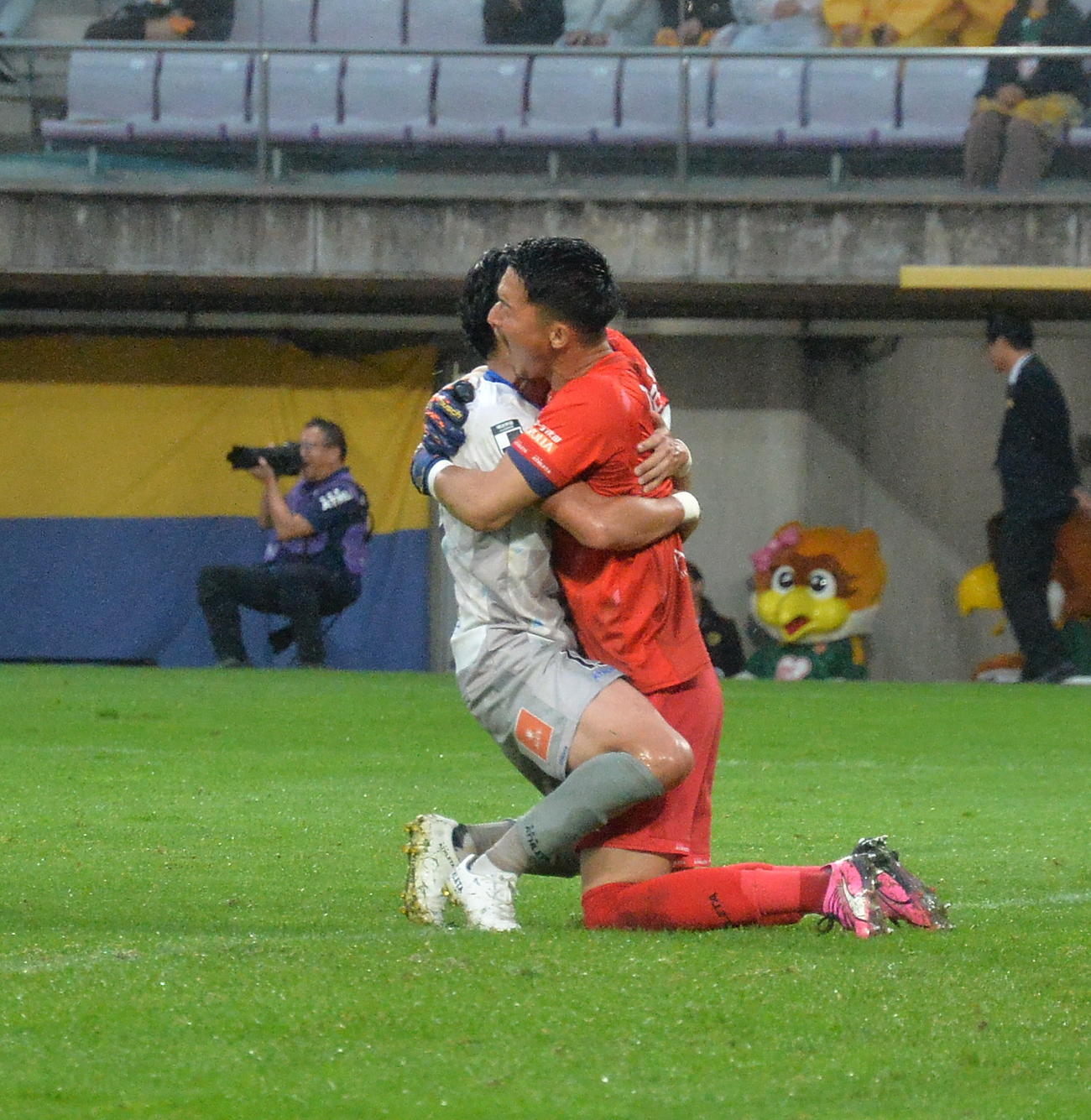 仙台対秋田　後半50分、相手のPKを止め、歓喜するJ2秋田のGK山田（右）DF才藤と抱き合い雄たけびをあげる（撮影・浜本神威）