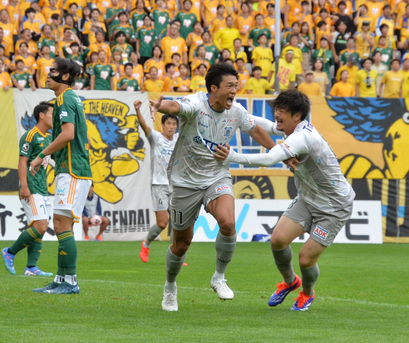 仙台対秋田　前半、こぼれ球を頭で押し込み先制点を決めた秋田梶谷（中央）（撮影・浜本神威）