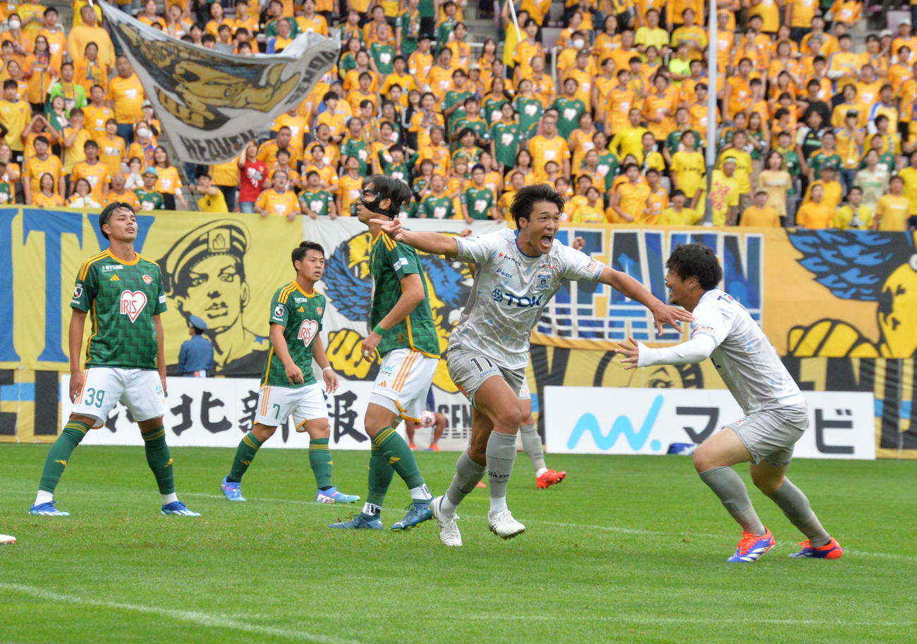 仙台対秋田　前半7分、こぼれ球を頭で押し込み、先制点を決めたJ2秋田のFW梶谷（中央）（撮影・浜本神威）
