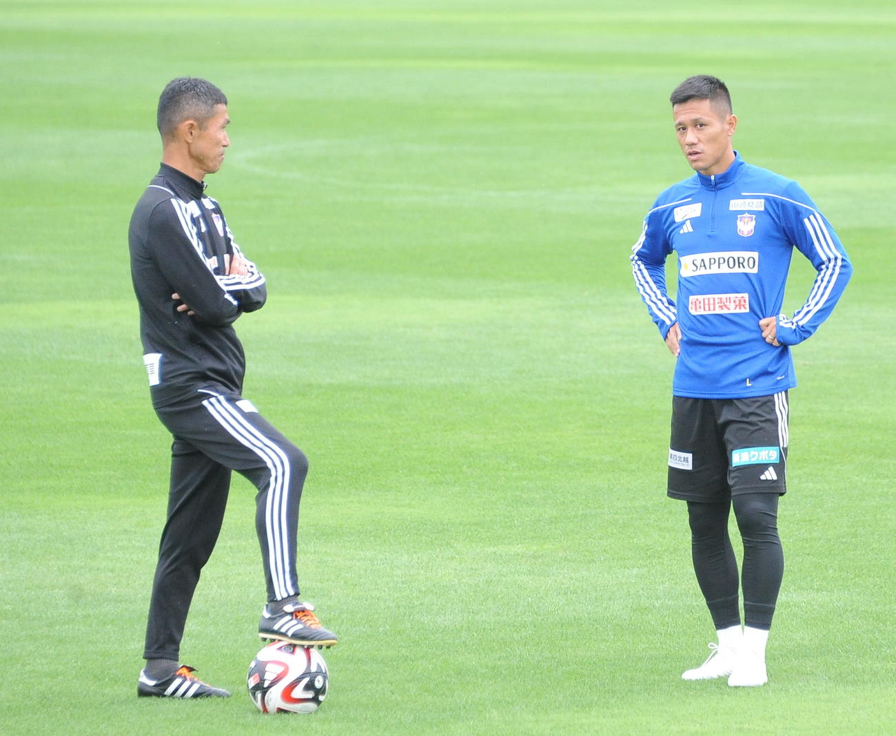 川崎Fとのルヴァン杯準決勝第1戦に向け、松橋監督（左）と話し込む小野（撮影・小林忠）