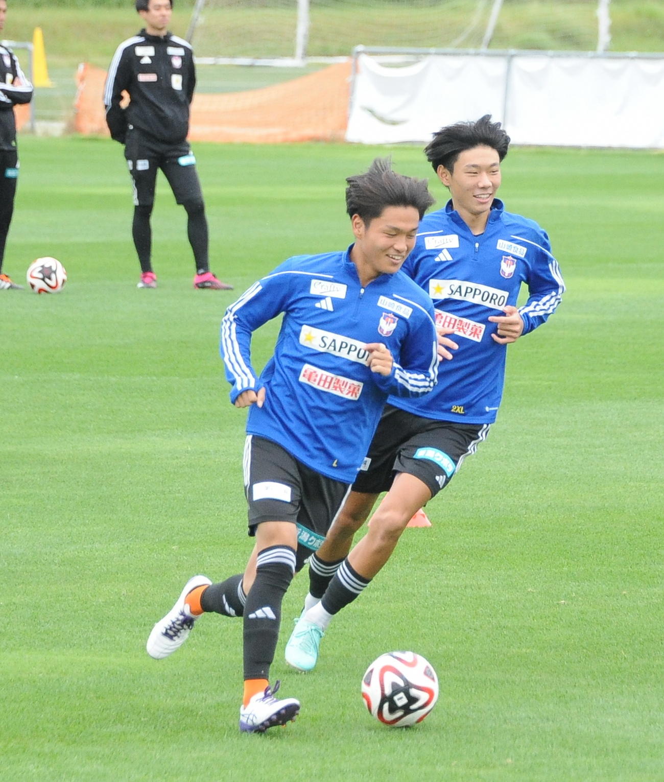 川崎Fとのルヴァン杯準決勝第1戦に向け最終調整する稲村（右）（撮影・小林忠）