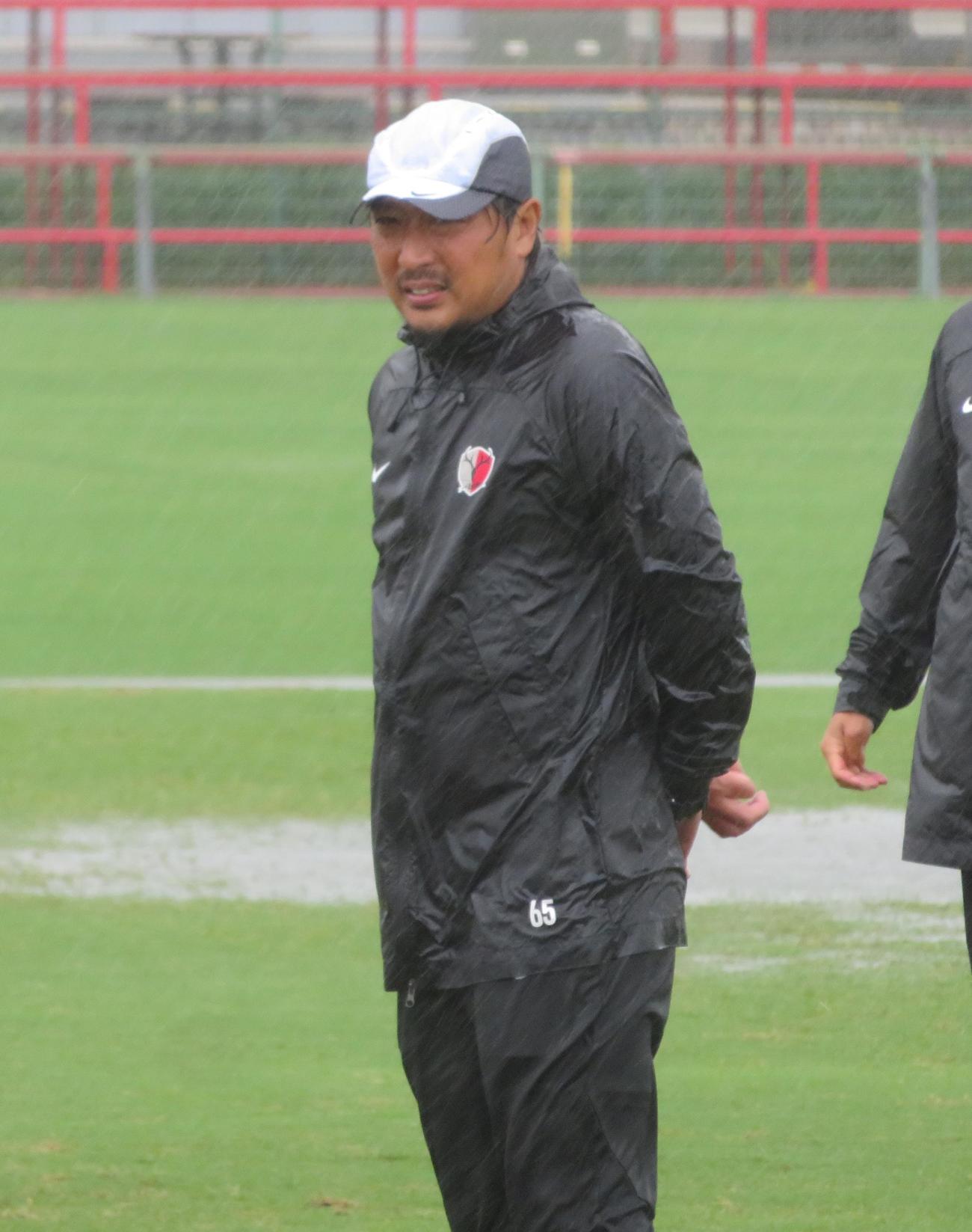 初練習に臨んだJ1鹿島の中後雅喜新監督（撮影・佐藤成）
