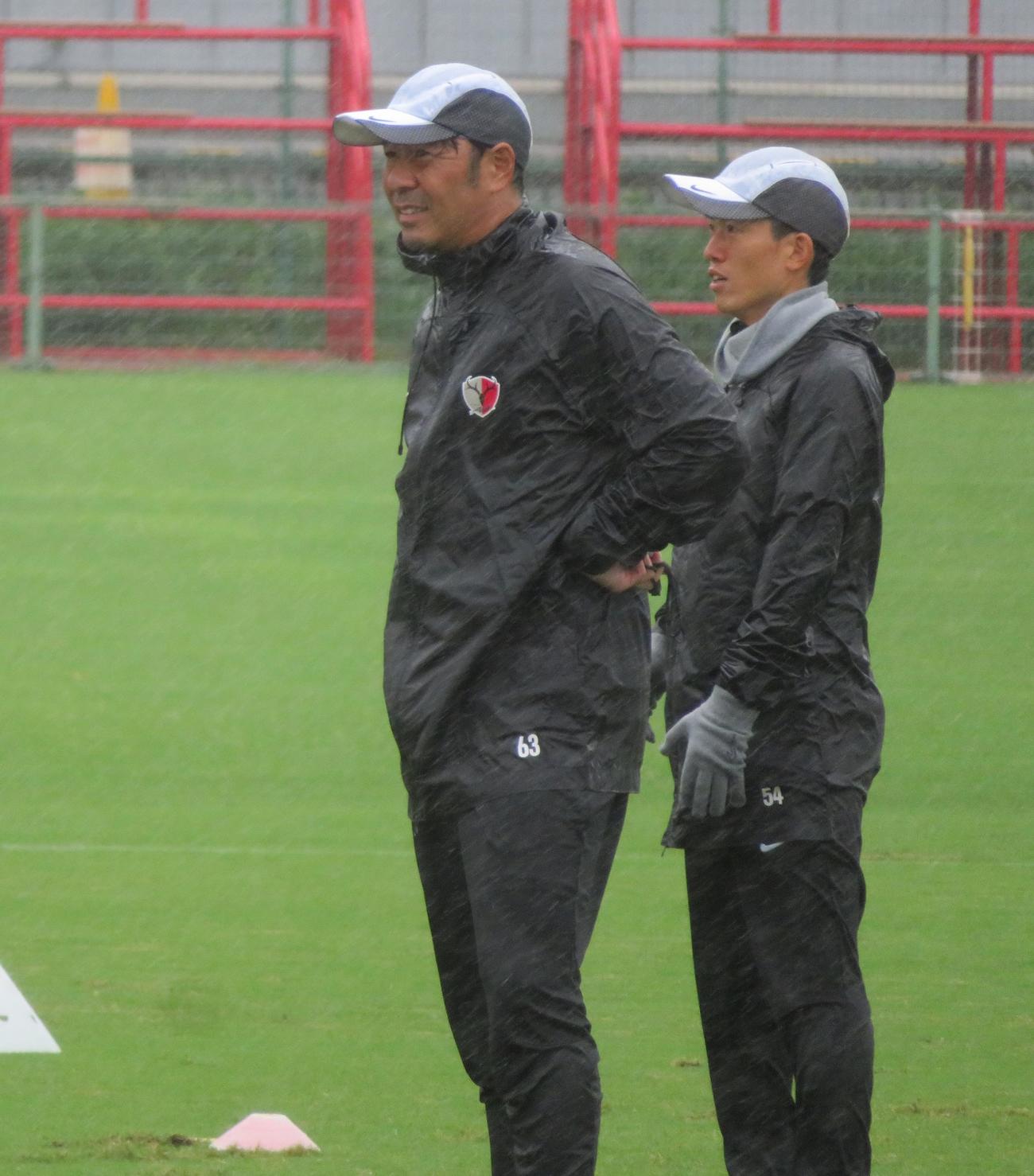 J1鹿島の新コーチに就任した羽田憲司氏（左）（撮影・佐藤成）