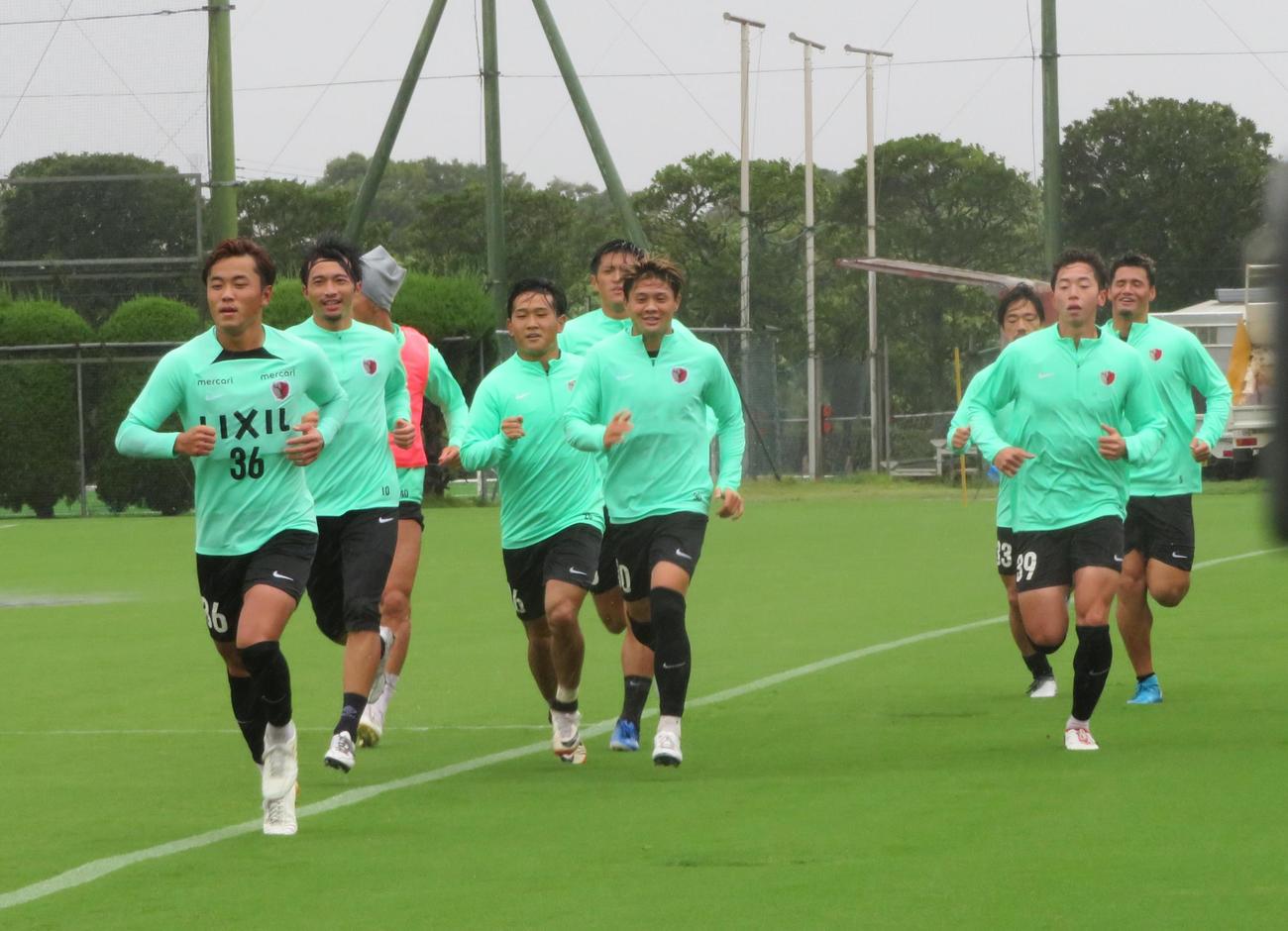中後雅喜新監督のもと、ランメニューに臨む鹿島の選手たち（撮影・佐藤成）
