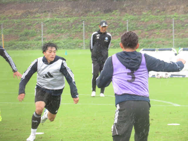 ボールを懸命に追う町田MF相馬勇紀（左）
