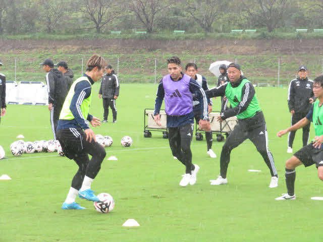 雨でずぶ濡れになりながらトレーニングに励む町田FW藤尾翔太（左）ら