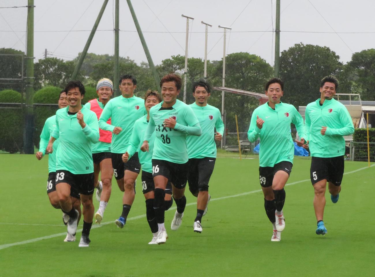 中後雅喜新監督のもと、ランメニューに臨む鹿島の選手たち（撮影・佐藤成）