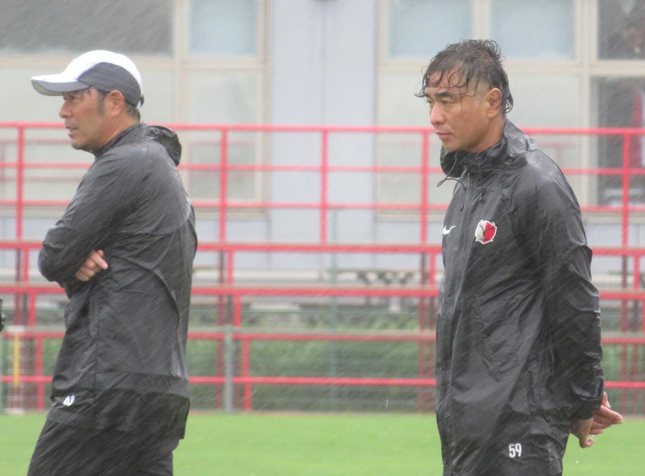 J1鹿島の新コーチに就任した羽田憲司氏（左）と本山雅志氏（撮影・佐藤成）