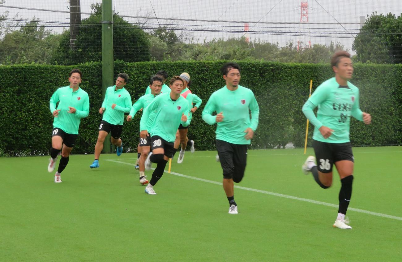 中後雅喜新監督のもと、ランメニューに臨む鹿島の選手たち（撮影・佐藤成）