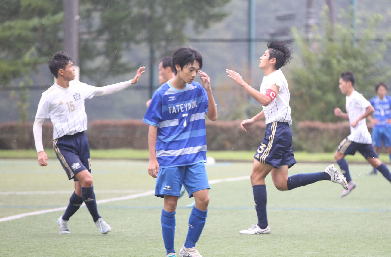 前半42分、セットプレイから追加点を加え仲間に駆け寄るDF木村修人（右）（撮影・高橋香奈）