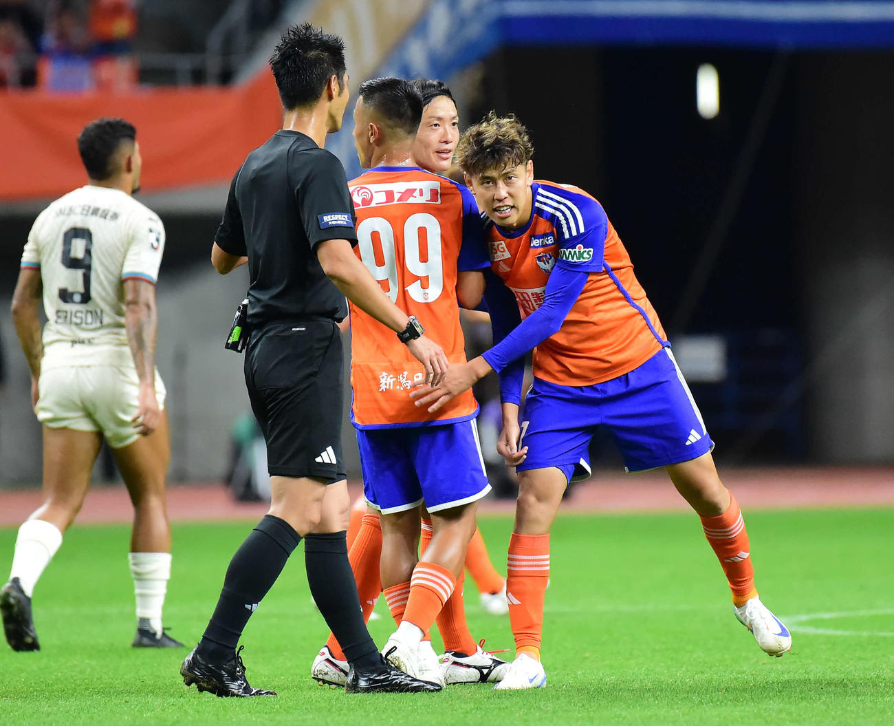 新潟対川崎F　前半、先制ゴールを決め祝福を受ける新潟谷口（右）（撮影・大島享也）