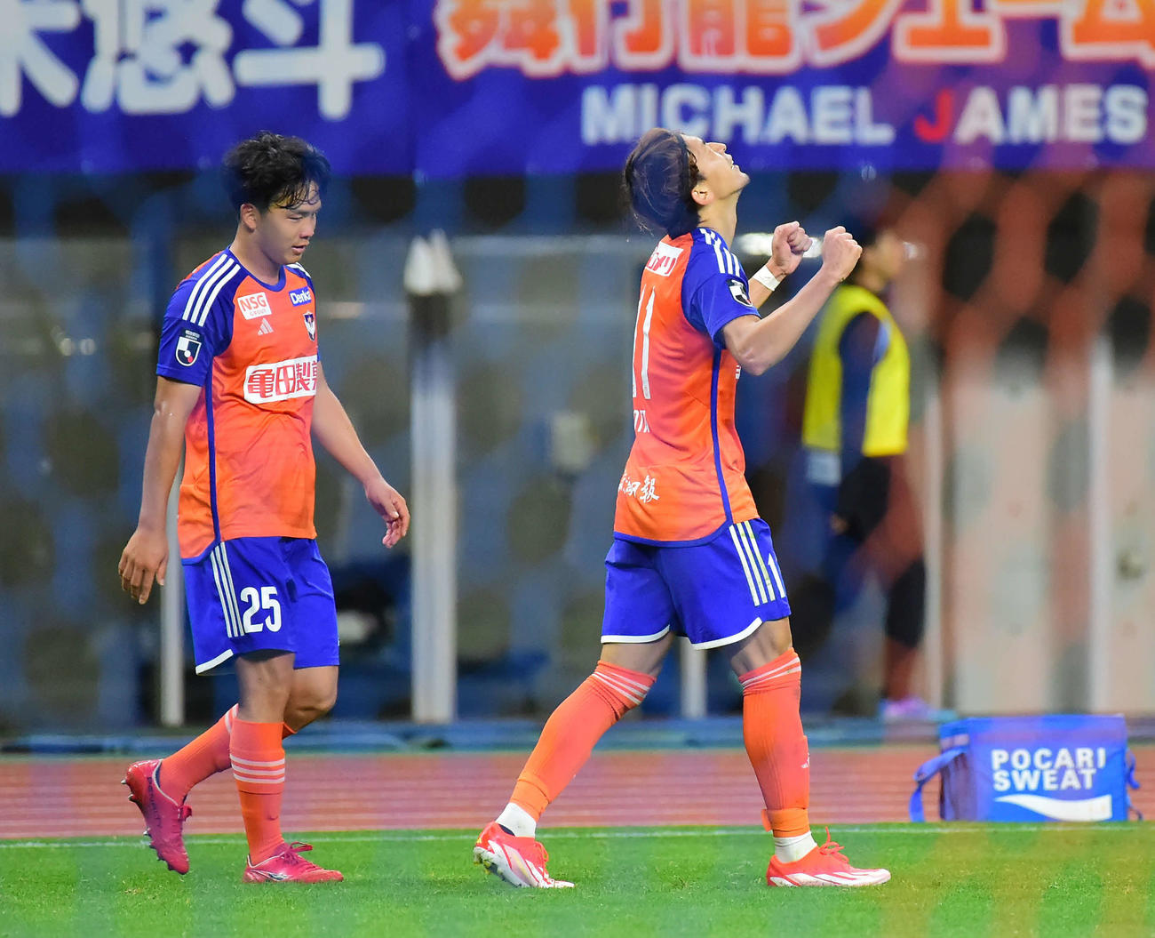 新潟対川崎F　前半、前半、ゴールを決めガッツポーズする新潟太田（右）（撮影・大島享也）