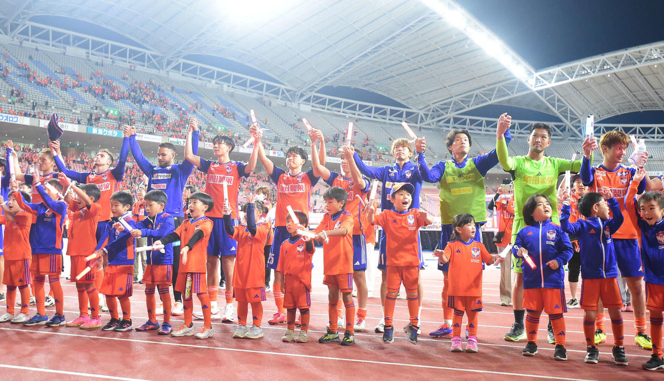 新潟対川崎F　試合に勝利し、サポーターと歓喜する新潟の選手たち（撮影・大島享也）