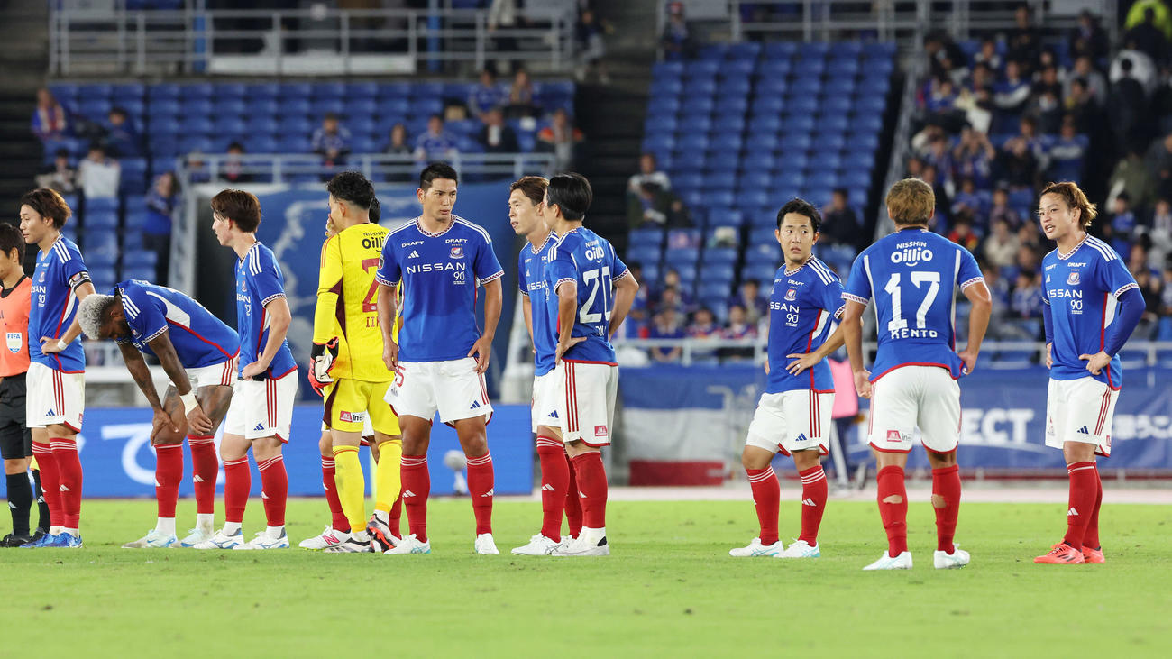 横浜対名古屋　敗れて肩を落とす横浜イレブン（撮影・宮地輝）