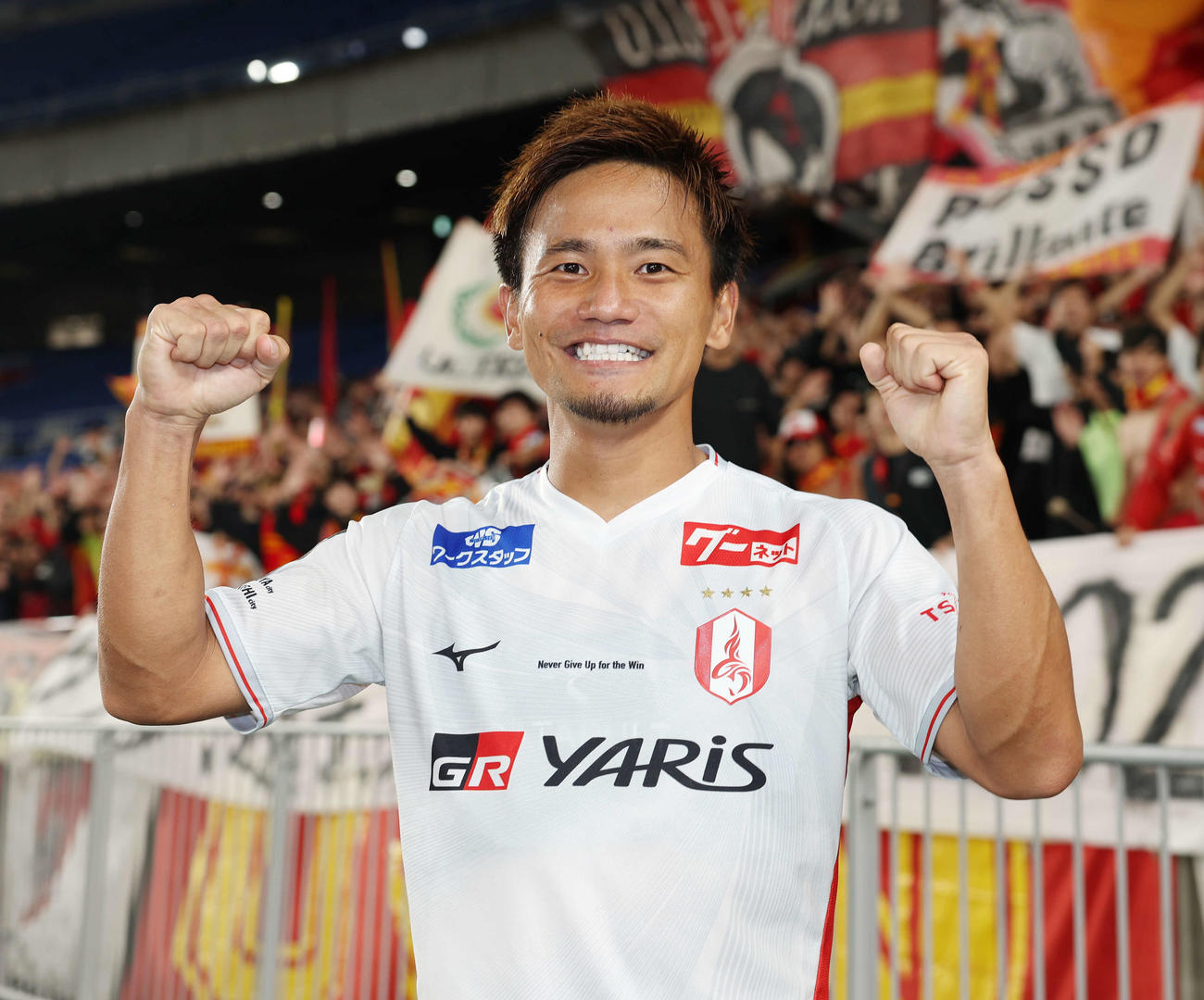 横浜対名古屋　勝利し笑顔でガッツポーズする名古屋徳元（撮影・宮地輝）