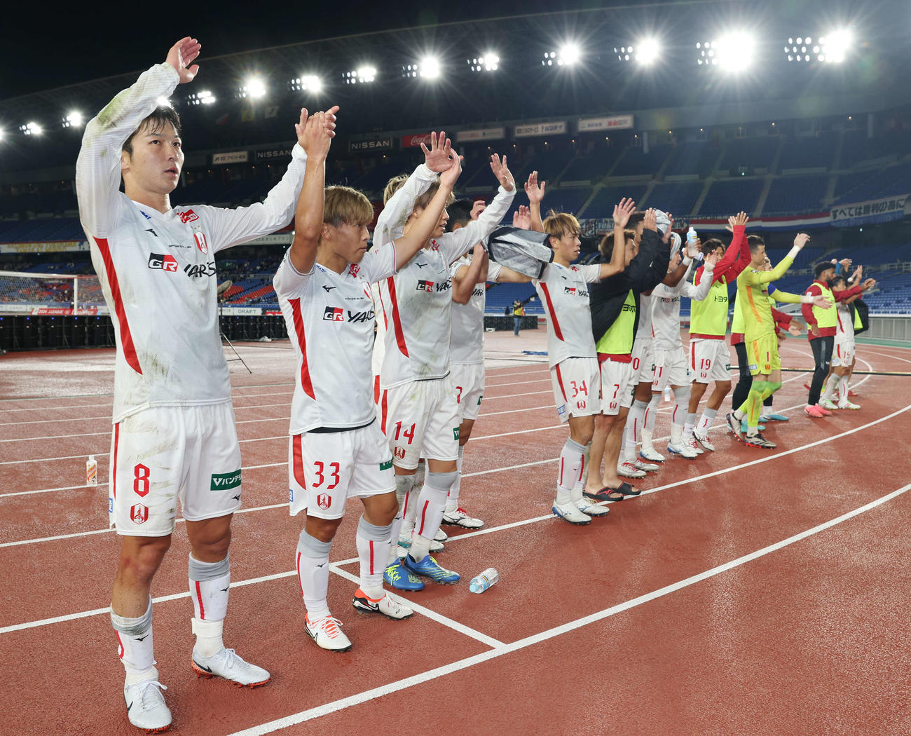 横浜対名古屋　勝利を喜ぶ名古屋イレブン（撮影・宮地輝）