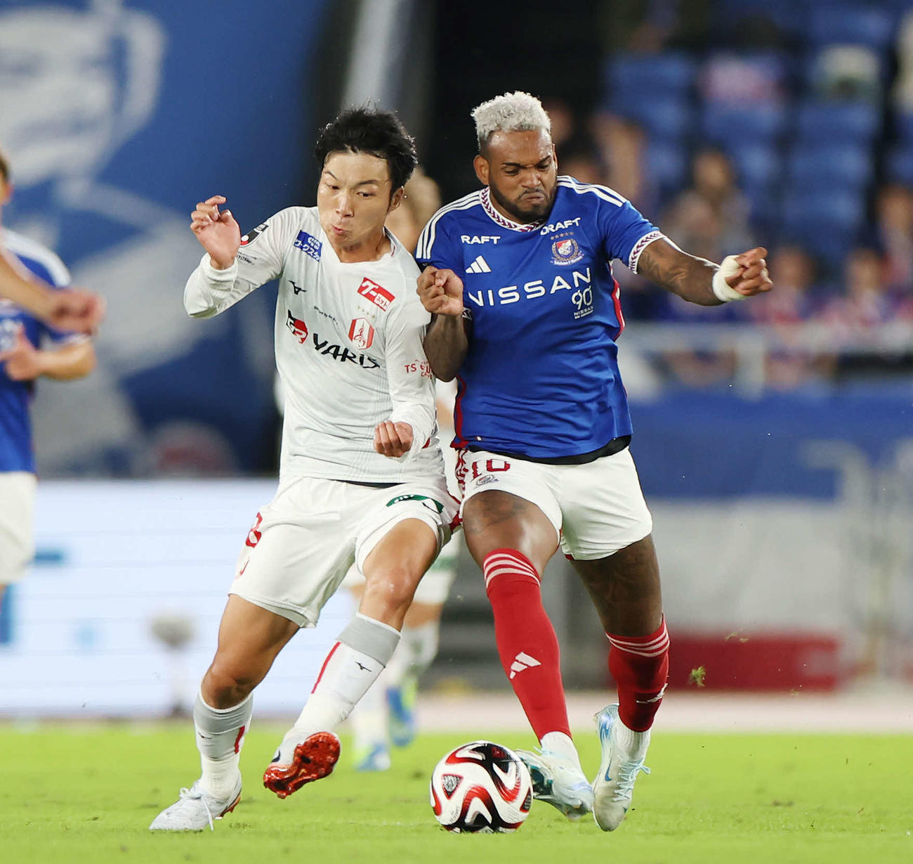 横浜対名古屋　前半、競り合う名古屋椎橋（左）と横浜Aロペス（撮影・宮地輝）