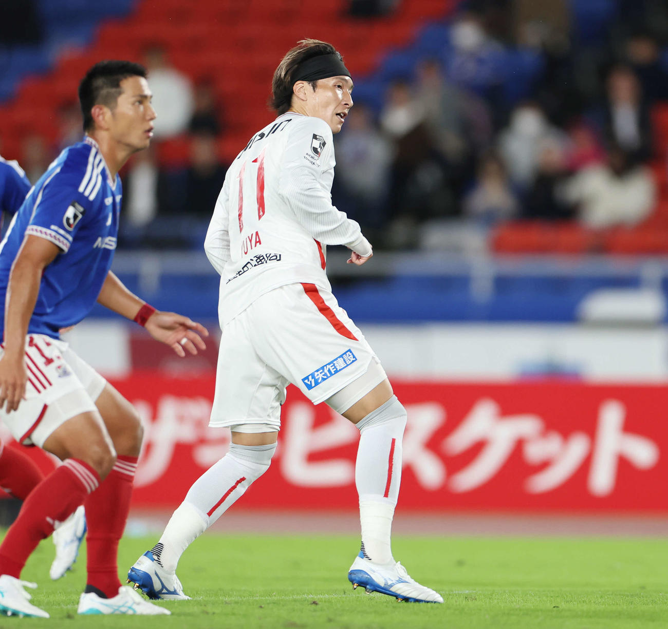 横浜対名古屋　後半、ゴールを決める名古屋山岸（撮影・宮地輝）