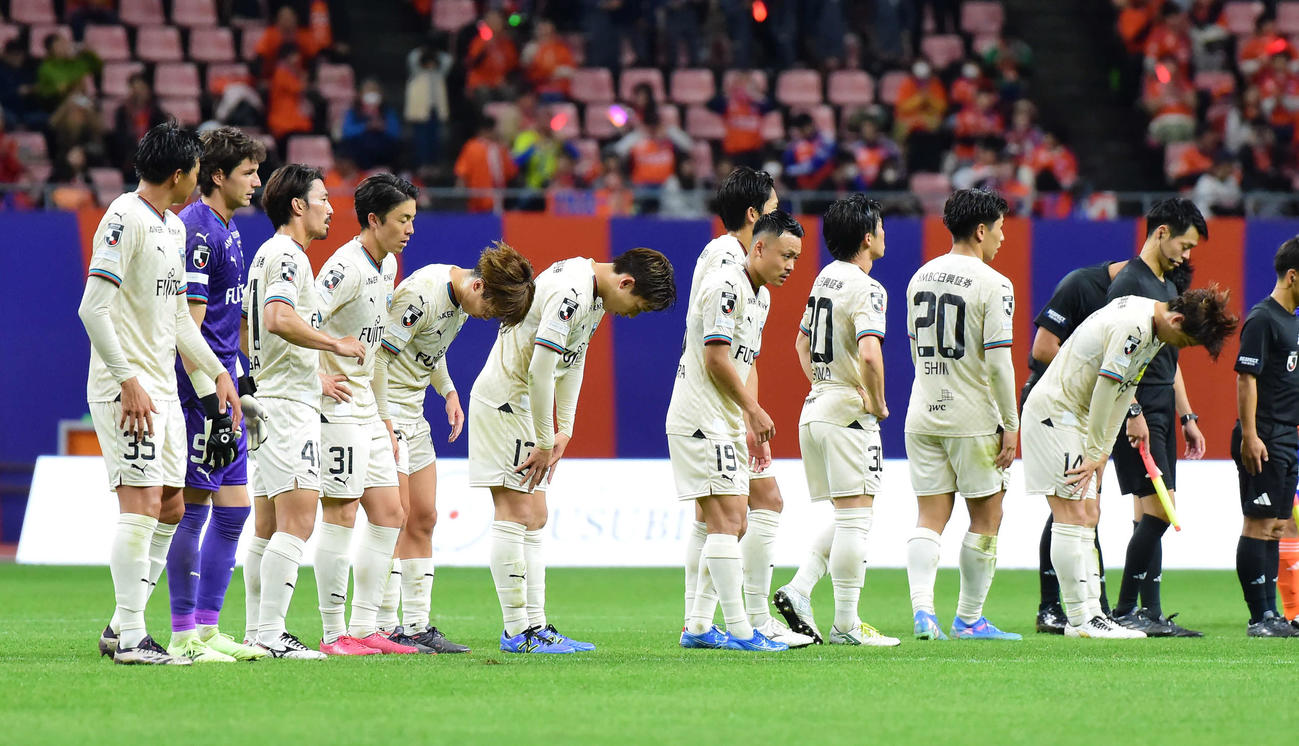 新潟対川崎F　試合に敗れ、肩を落とす川崎Fイレブン（撮影・大島享也）