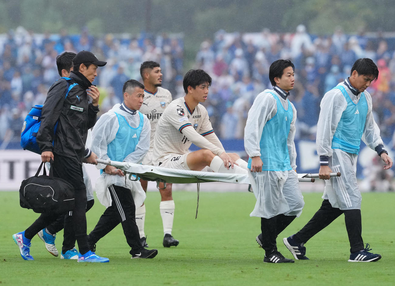 町田対川崎F　前半、負傷し担架で運ばれる川崎F高井（中央）（撮影・江口和貴）