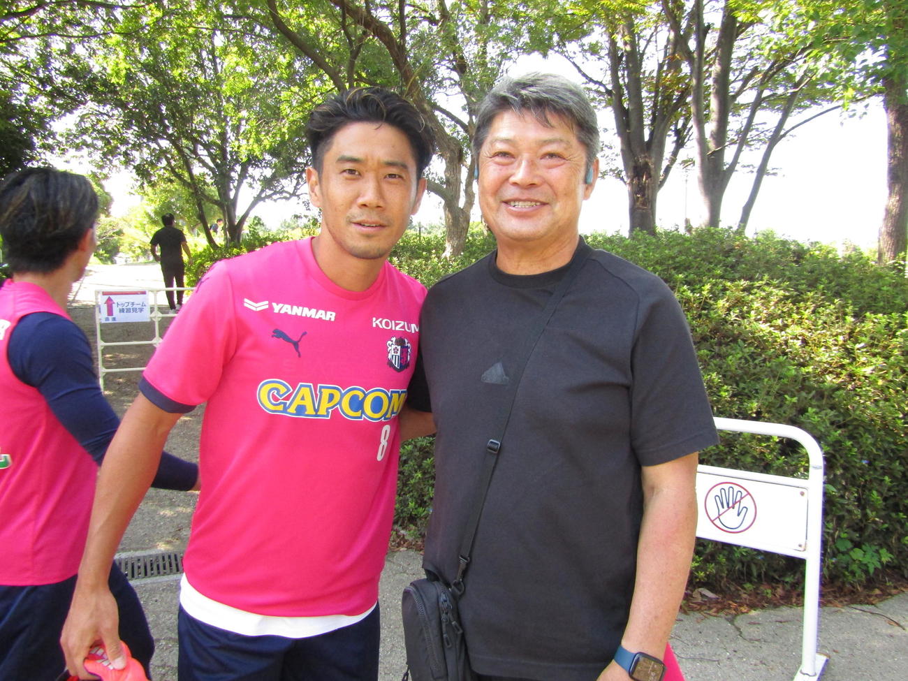 元C大阪監督でGMも務めた西村昭宏さん（右）の激励を受けるC大阪香川