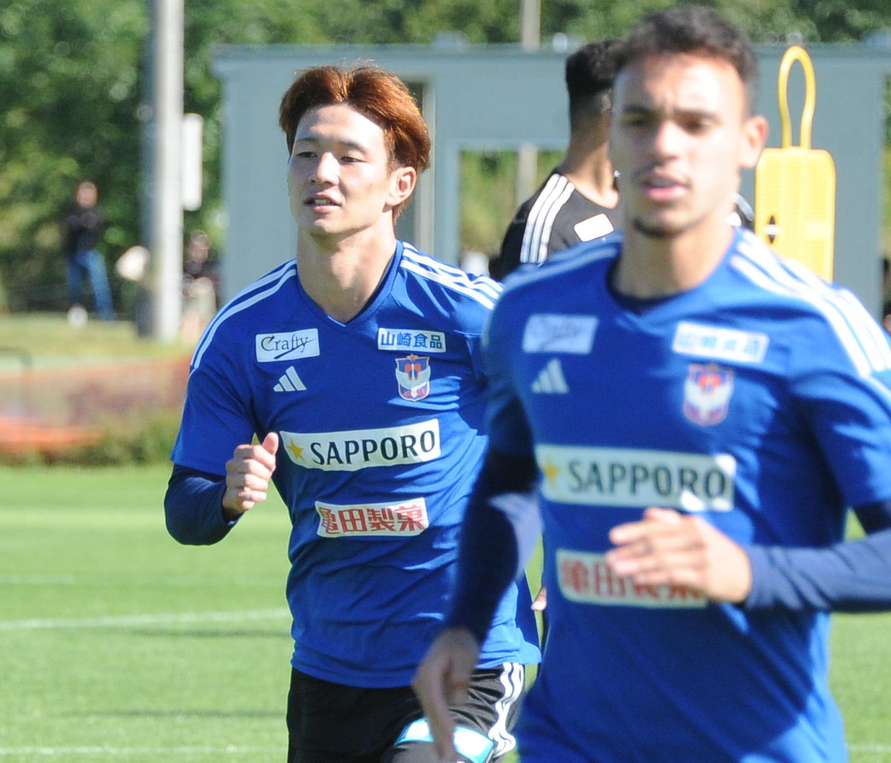 川崎Fとのルヴァン杯準決勝第2戦に向け、最終調整する長倉（左）