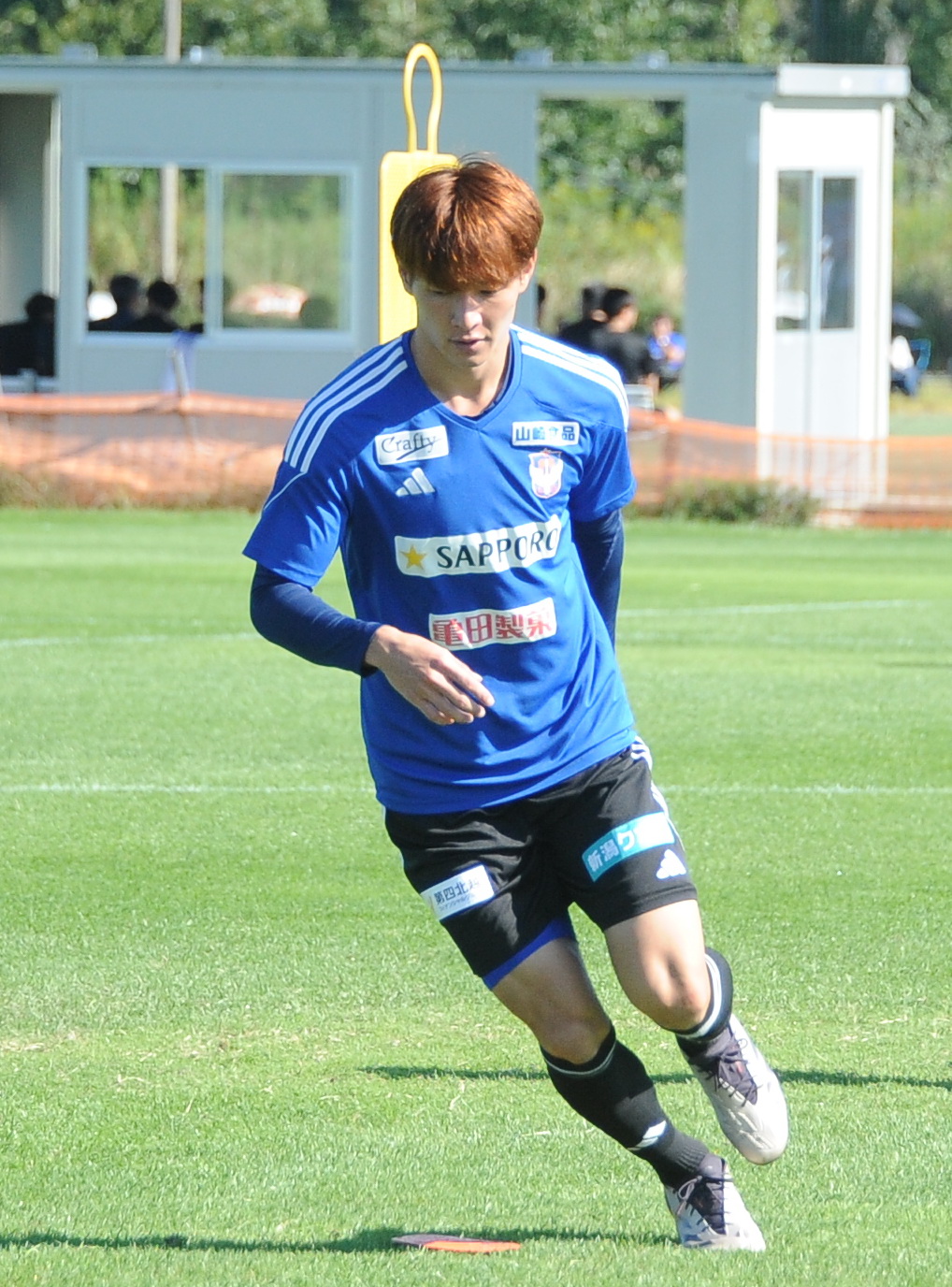 川崎Fとのルヴァン杯準決勝第2戦に向け、最終調整する長倉