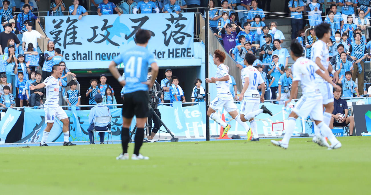 川崎F対新潟　前半、ゴールを決め喜ぶ新潟小見（左端）（撮影・水谷安孝）