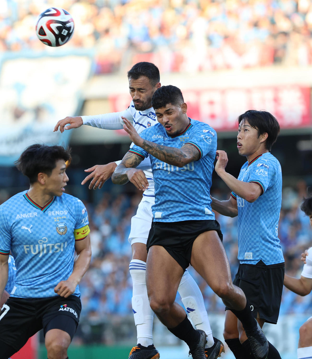 川崎F対新潟、後半、新潟舞行龍（後方中央）はヘディングシュートを狙う（撮影・水谷安孝）