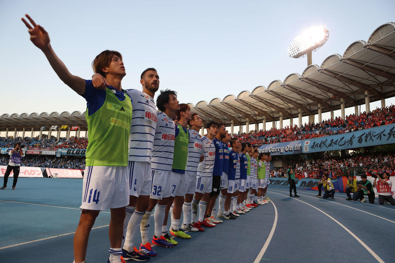 川崎F対新潟　ルヴァン杯決勝進出を決めサポーターに報告する新潟イレブン（撮影・水谷安孝）