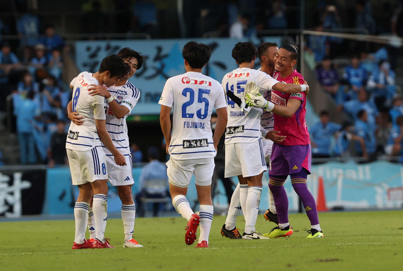 川崎F対新潟、ルヴァン杯決勝進出が決まり喜ぶ新潟イレブン（撮影・水谷安孝）